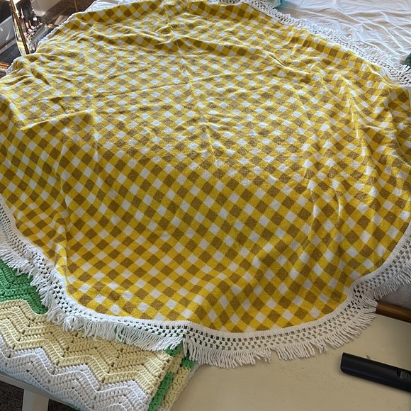 VTG Checkered Table Cloth - Picture 3 of 4